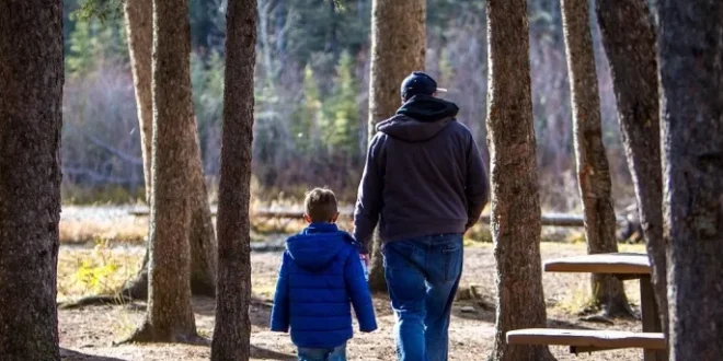 تنشئة الأطفال: كيف نربي جيلاً واثقًا وقادرًا يقود المستقبل بثقة؟